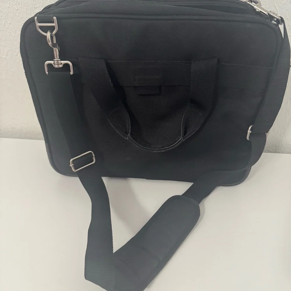 Targus Corporate Traveler Black Professional Laptop Briefcase Shoulder Strap EUC
